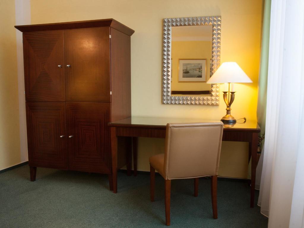 Hotel & Hostel Florian Прага Экстерьер фото
