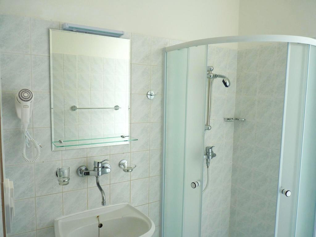 Hotel & Hostel Florian Прага Экстерьер фото