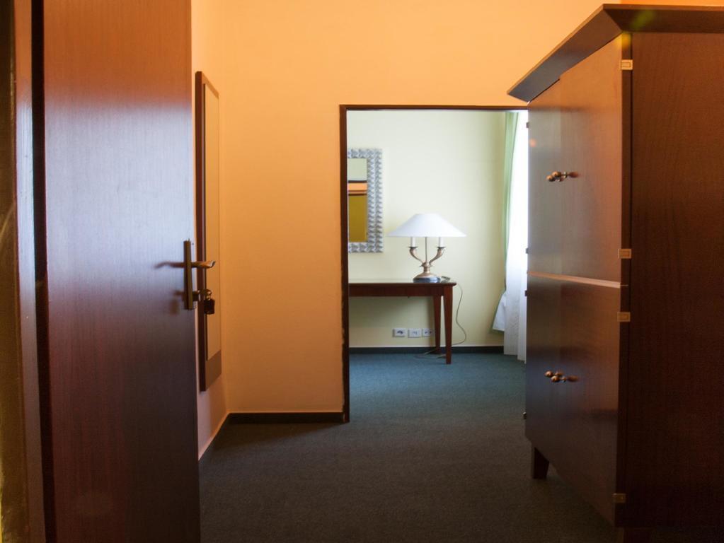 Hotel & Hostel Florian Прага Экстерьер фото